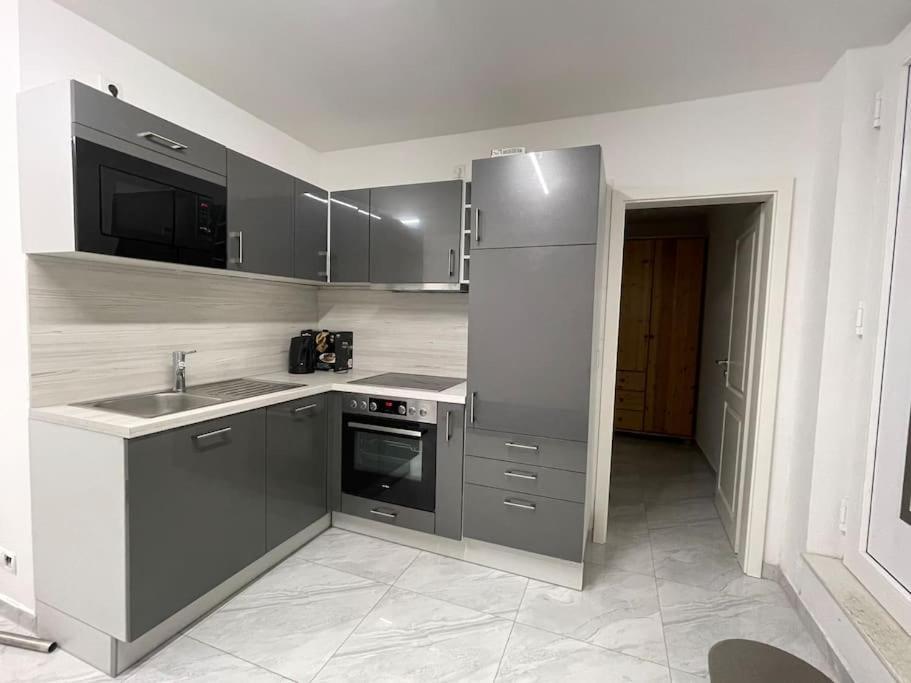 Fully Equipped Apartment 3 Rooms 5 Bed Hamburg Bagian luar foto